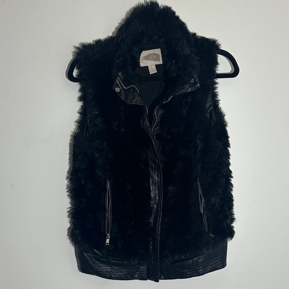 Elegant Black Faux Fur Vest - Picture 1 of 6